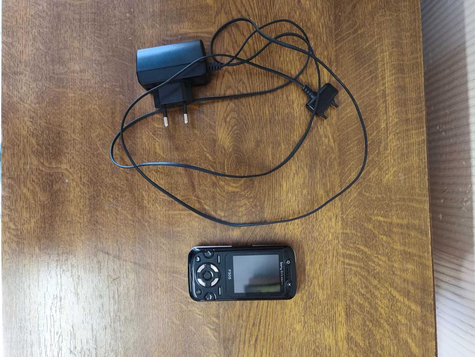 Telefon Sony Ericsson F305 + ładowarka