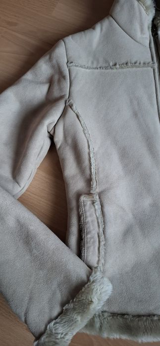 Casaco pele sintética  com pelo por dentro