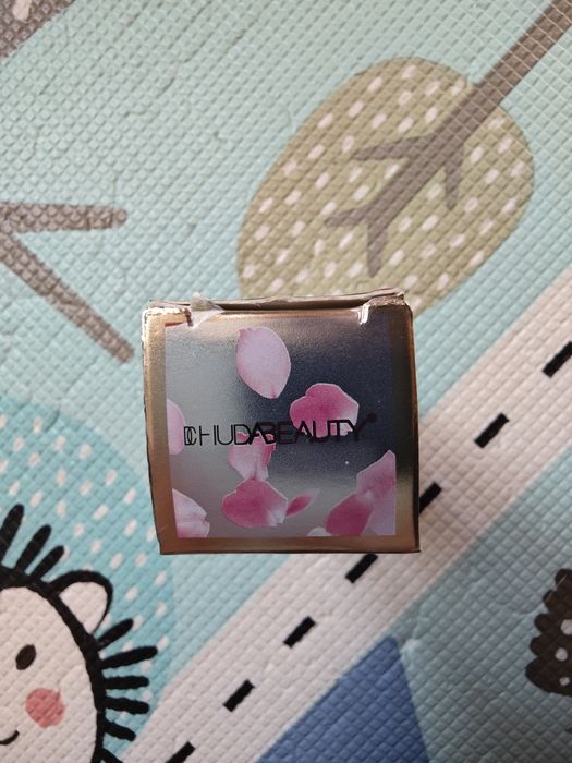 Baza HudaBeauty z płatkami kwiatów pod podkład 40 ml