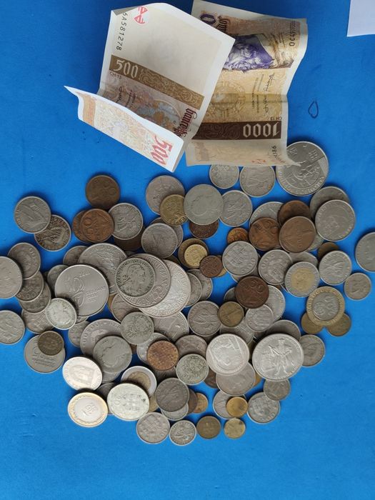 Moedas de escudos e duas notas