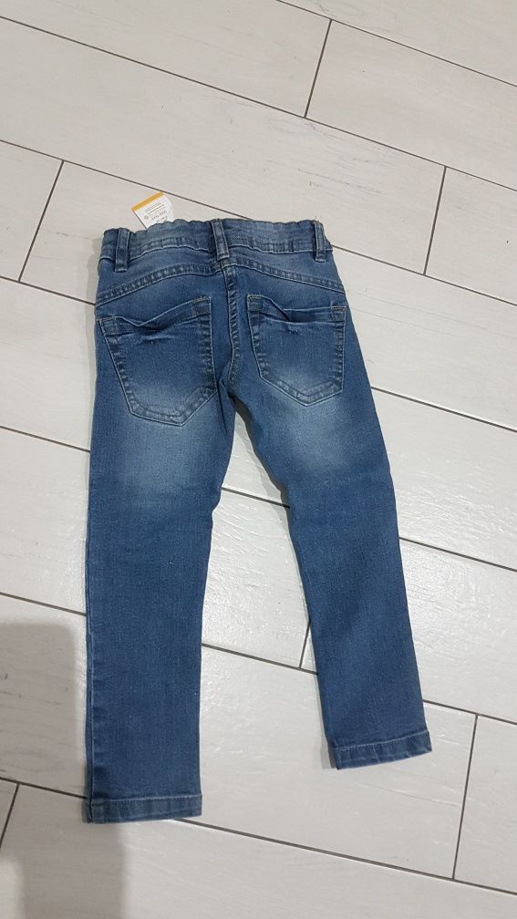 Nowe jeansy z haftem r. 104