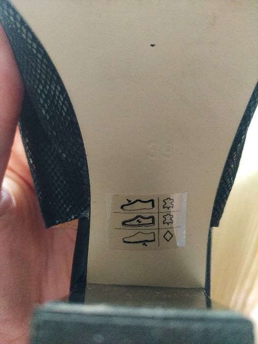 Skórzane sandały marki A.J.F. rozmiar 39