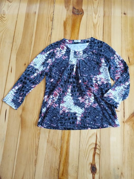 Kolorowa bluzka z kryształkami przy dekolcie