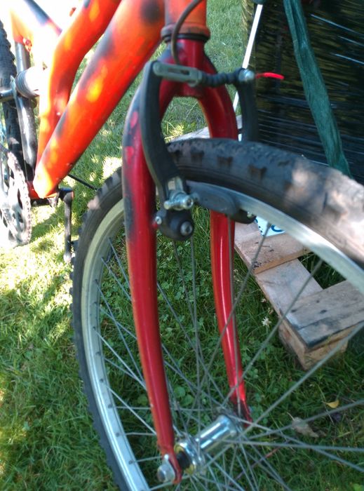 Rower z amortyzatorami na siedzenie