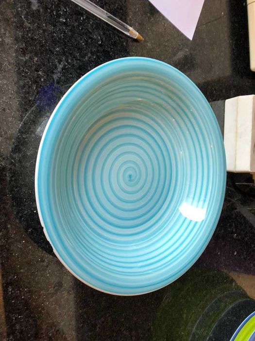 prato para massas fundo azul e branco riscas