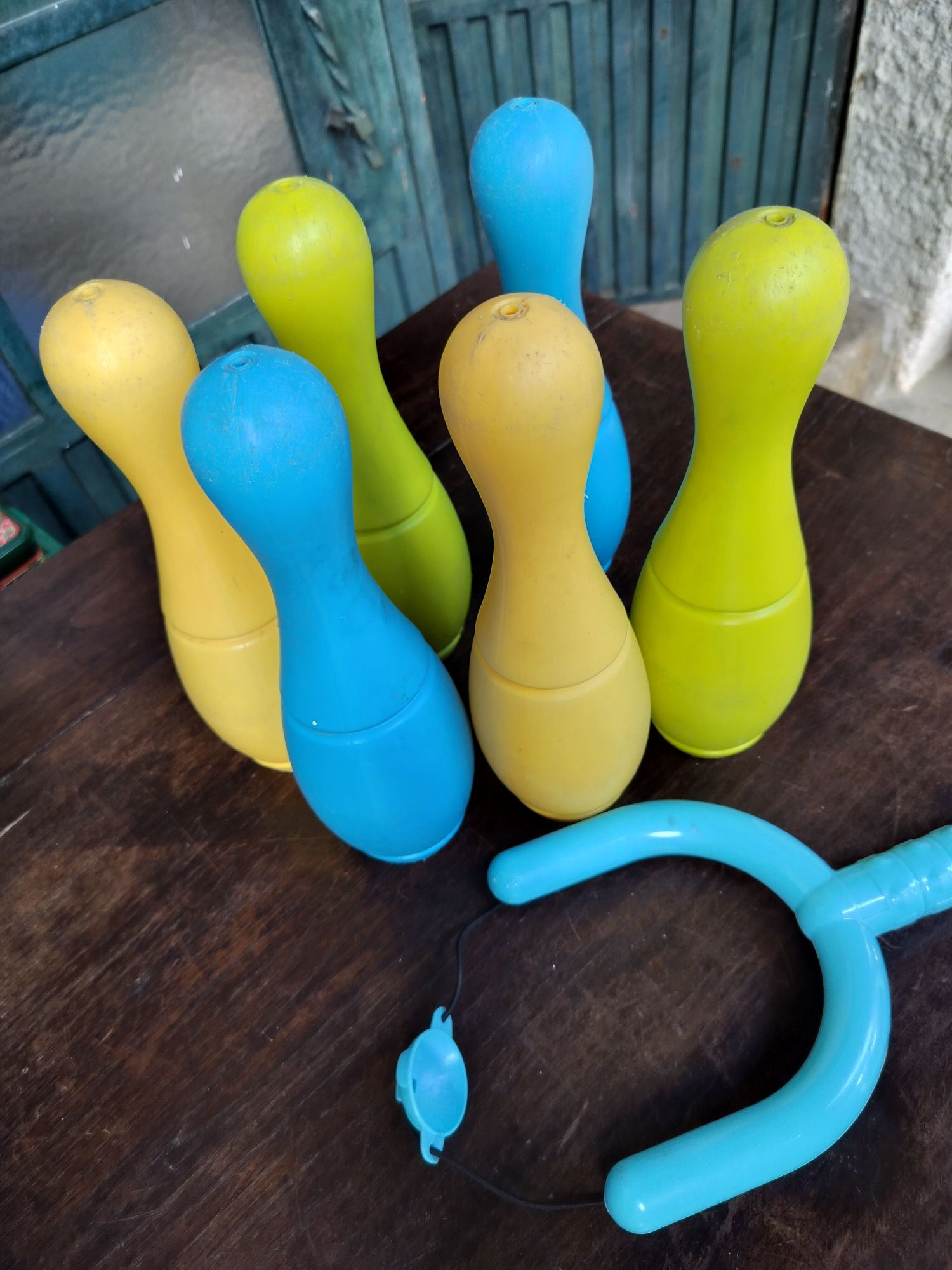 Brinquedos variados: bowling, caneleiras, túnel, raquetes e colete