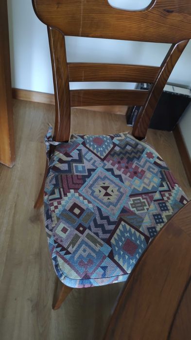 Louceiro em pinho, armário de suporte, mesa de sala jantar e cadeiras.