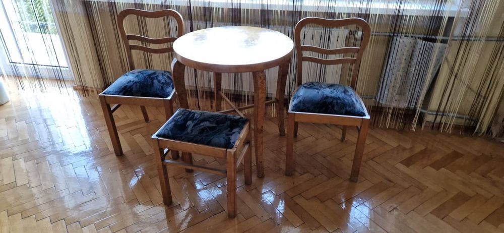 Stolik vintage z krzesłami