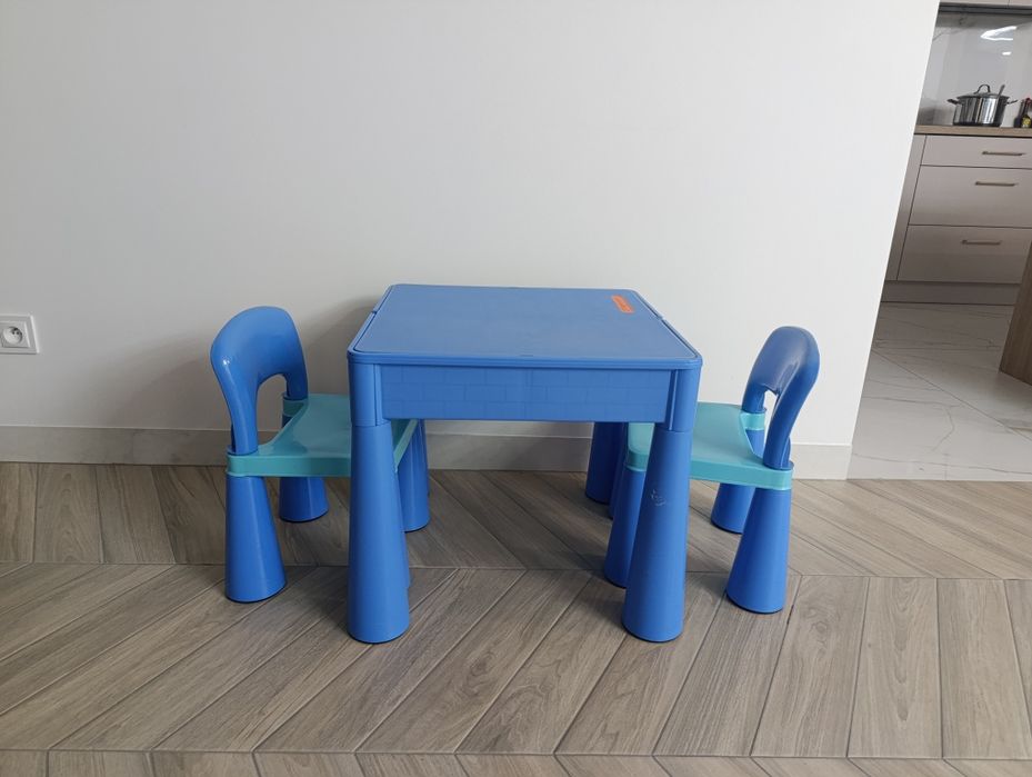 Stolik z krzesełkami