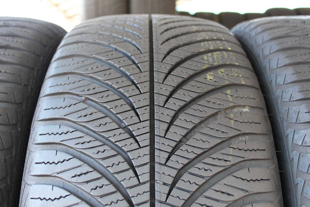 Шини Б/В ЗИМА 215/50/17 GoodYear Vector 4 Season - 4 шт.
