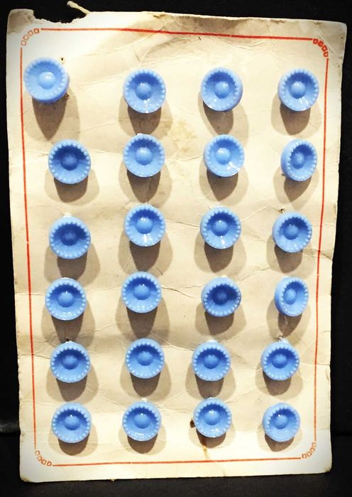 24 Botões antigos em plástico - feitos em Portugal
