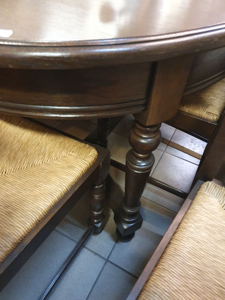 Owalny dębowy rozkładany stół z krzesłami