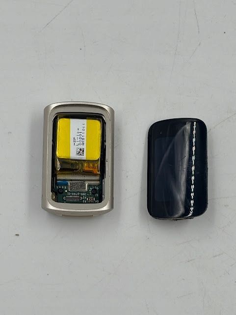 uszkodzony smartband fitbit charge 5 beżowy