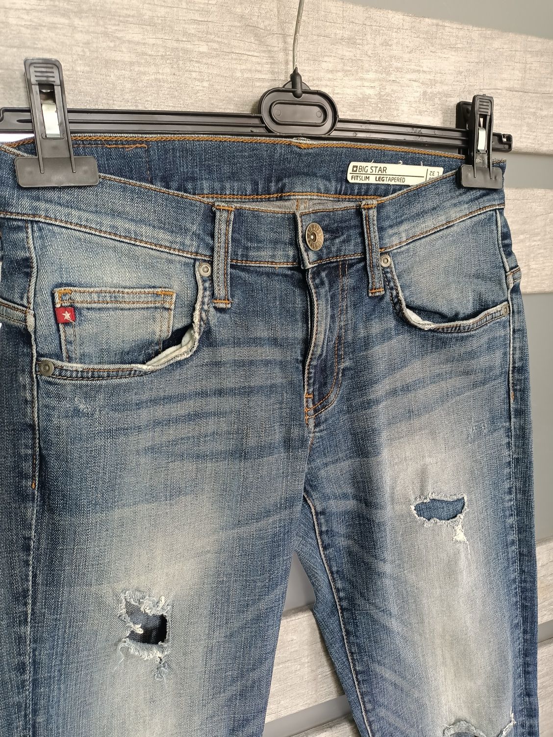 Slim fit W28 L32 spodnie jeansy z dziurami i przetarciami art okazja