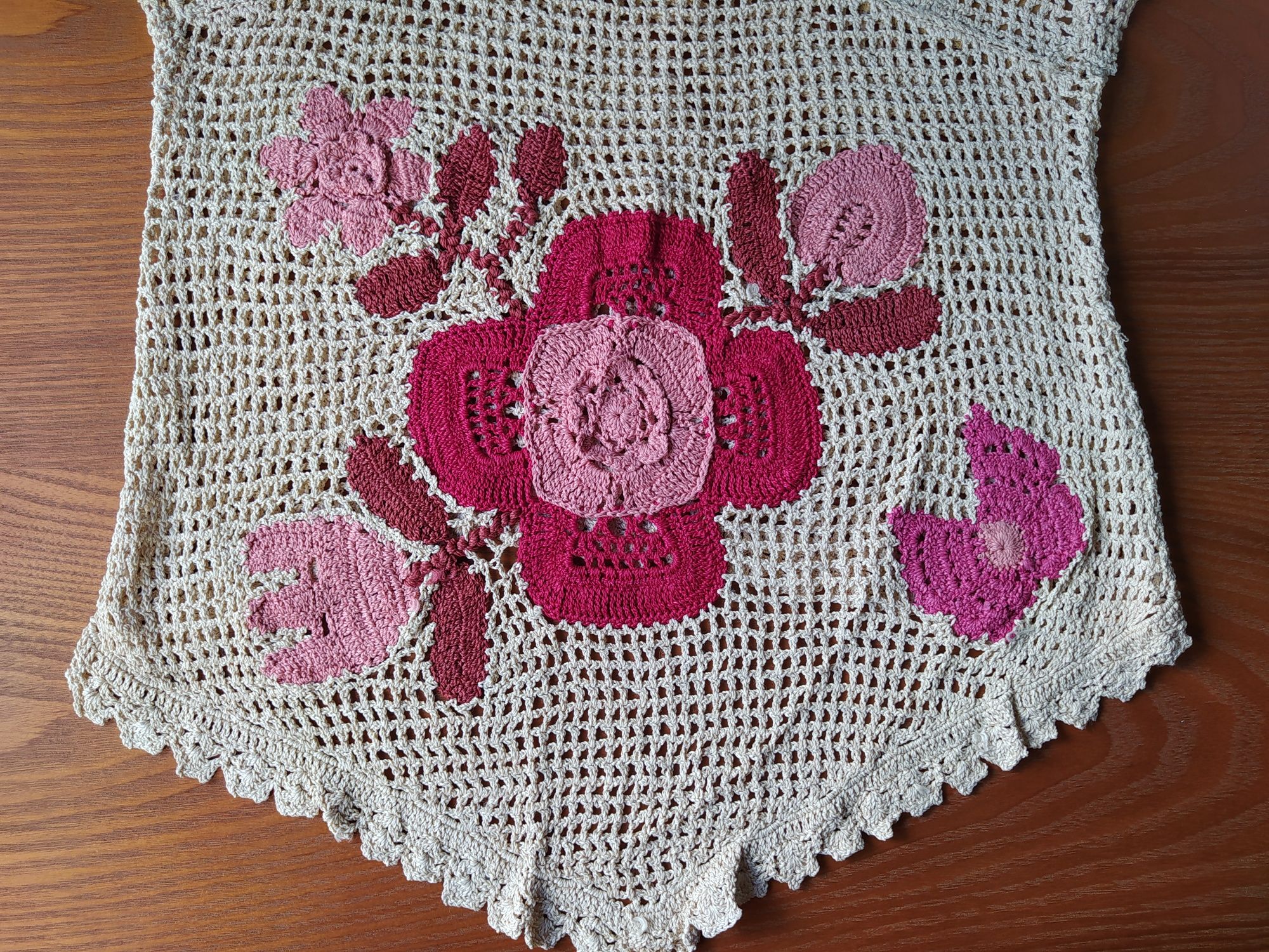 Top em crochet bege com flores tamanho M