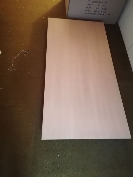 Mesa com pernas recolhiveis