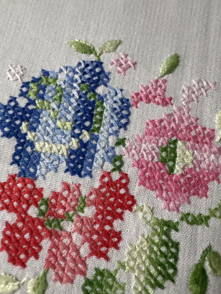Obrus ręcznie wyszywany kwiaty rękodzieło do kolekcji