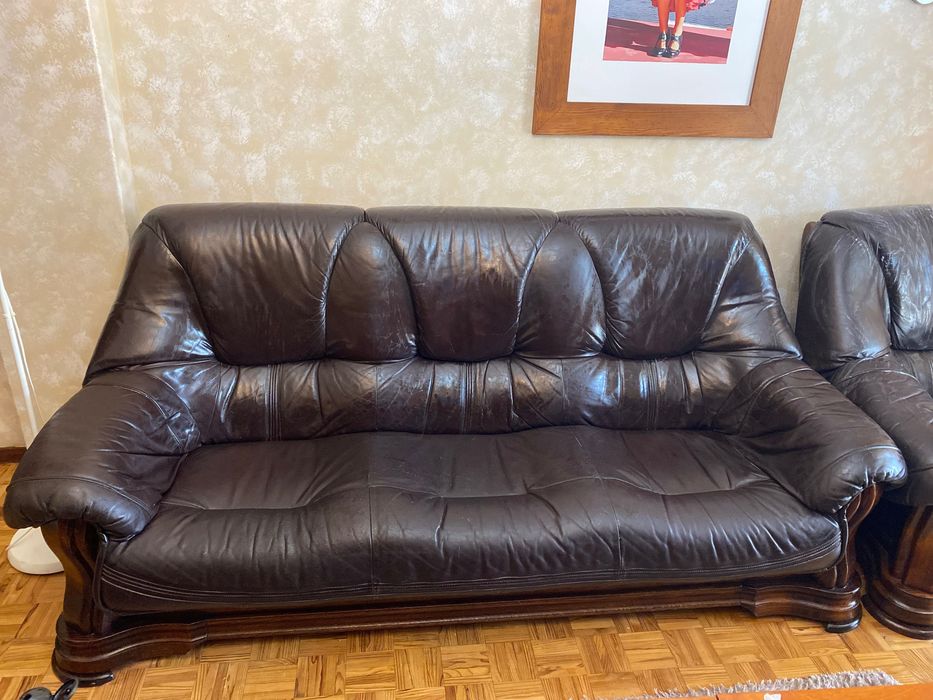 Sofá e poltronas em pele