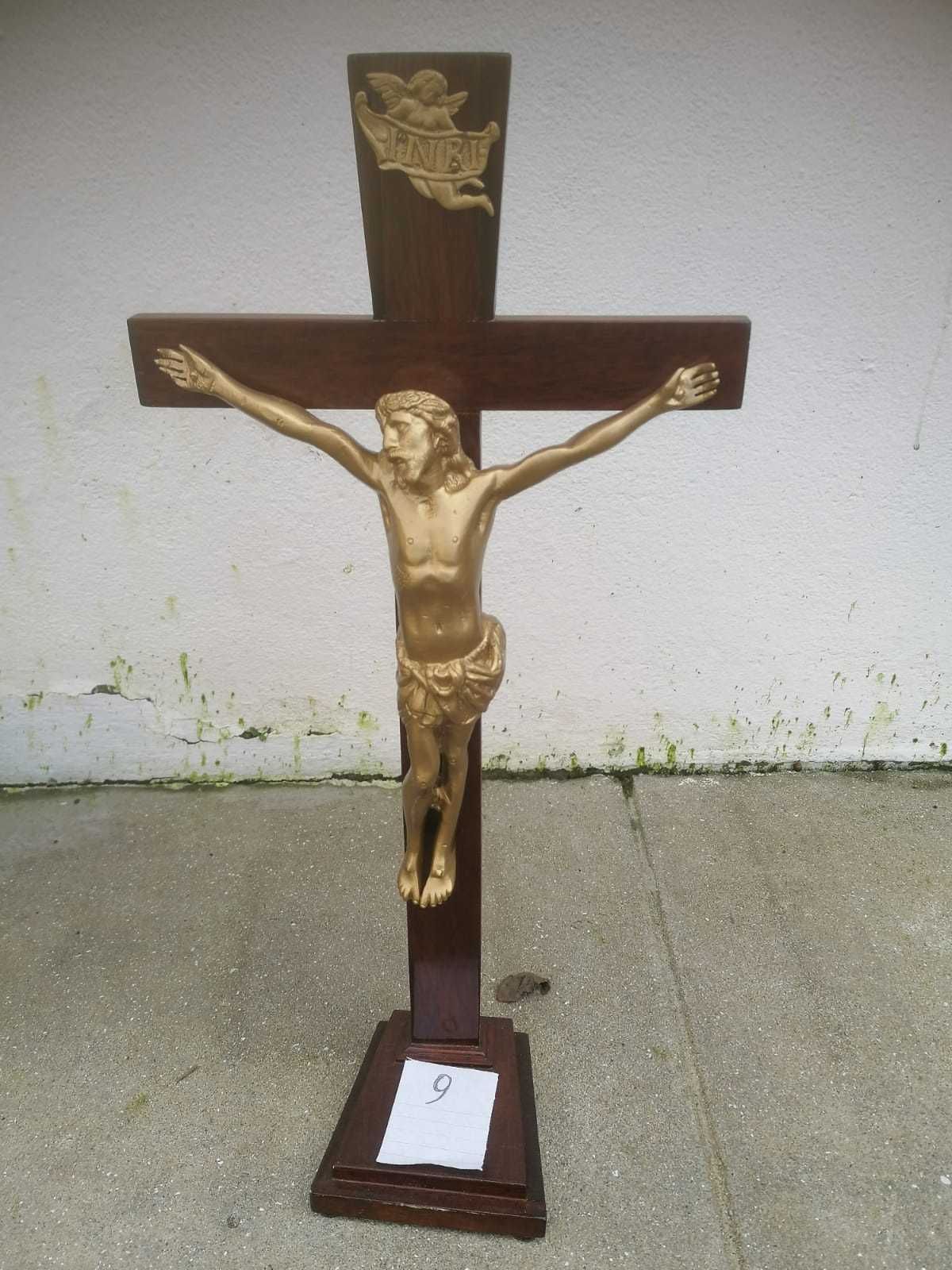 Crucifixo em madeira com Cristo em ouro suíço.