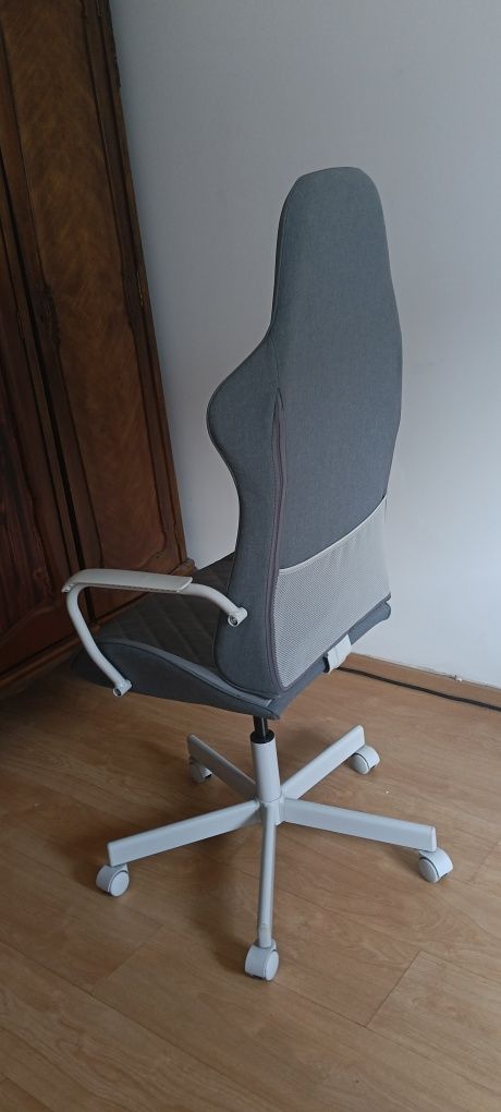 Mesa Branca Grande e Cadeira
