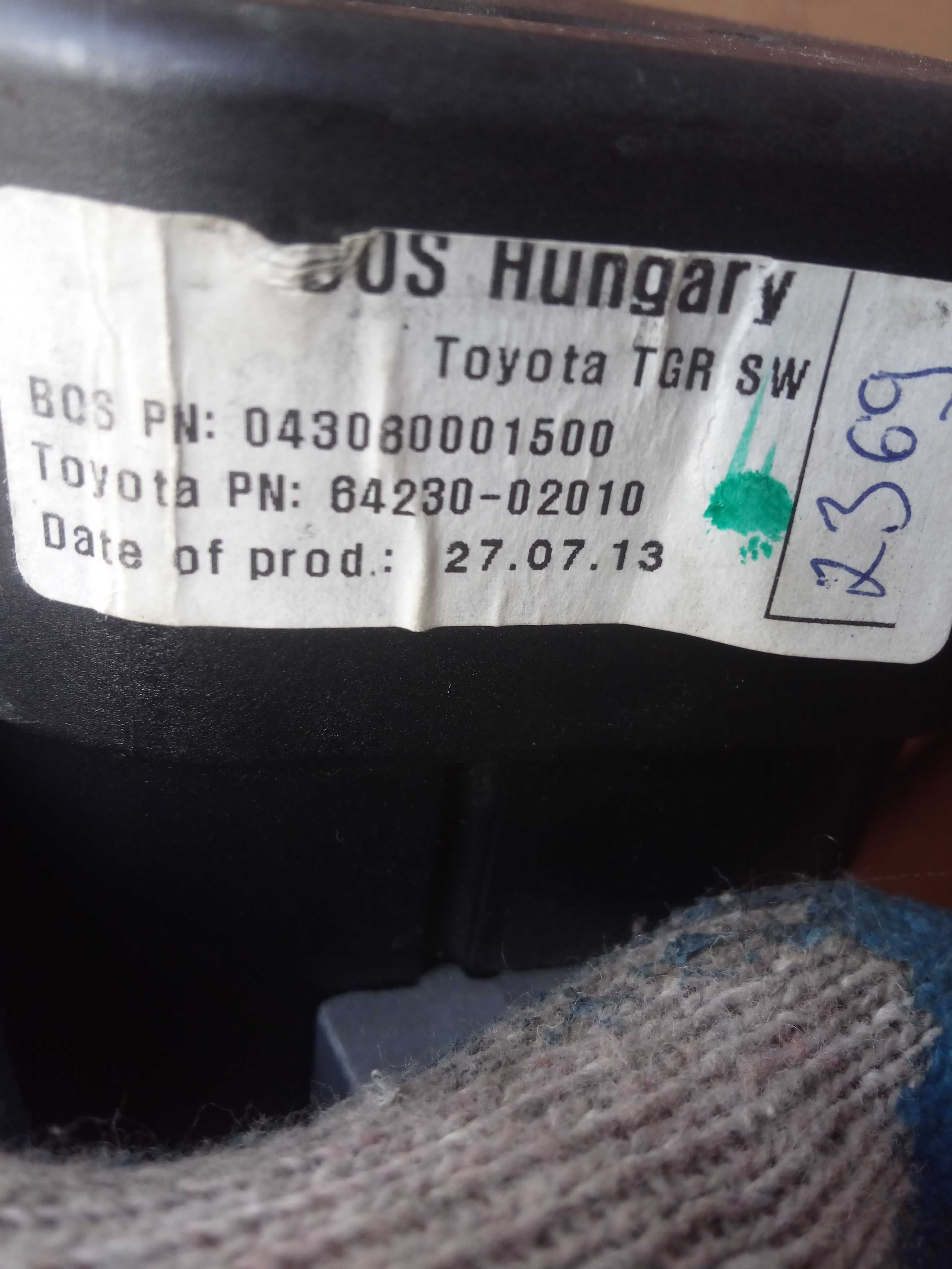 Toyota Auris II 13-18 kombi roleta bagażnika siatka komplet