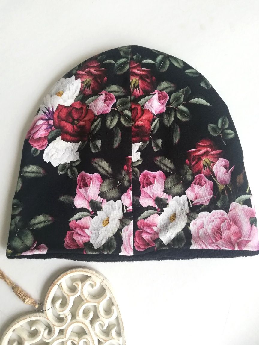 Czarna czapka damska smerfetka kwiaty vintage pompon handmade