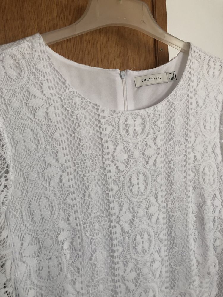 Vestido branco com renda Cortefiel