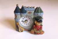 Relógio de porcelana em forma de castelo com urso tambor