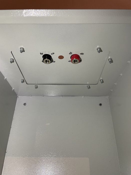 Корпуси під акумулятори  металеві з  ручками і клемами 400а