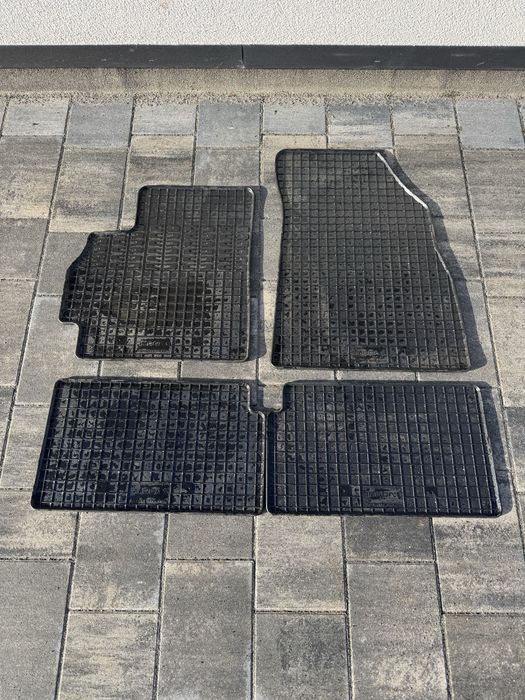 Dywaniki Omoda 5 komplet