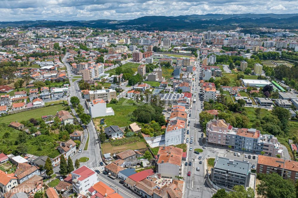 Armazém e terreno ao centro de São João da Madeira
