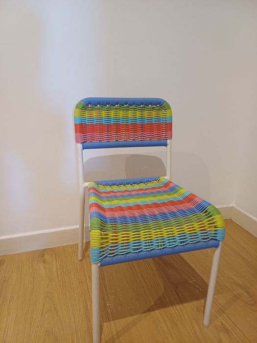 Vendo  mesa e duas cadeiras de criança