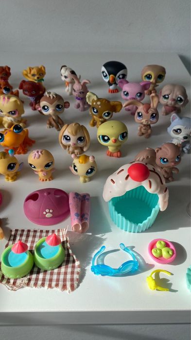 Lote de brinquedos - Littlest Pet Shop + bonecas + acessórios