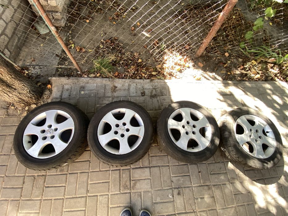 Продам диски с зимней резиной 5/114.3 205/60 R16