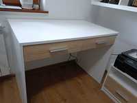 Białe biurko i szafka