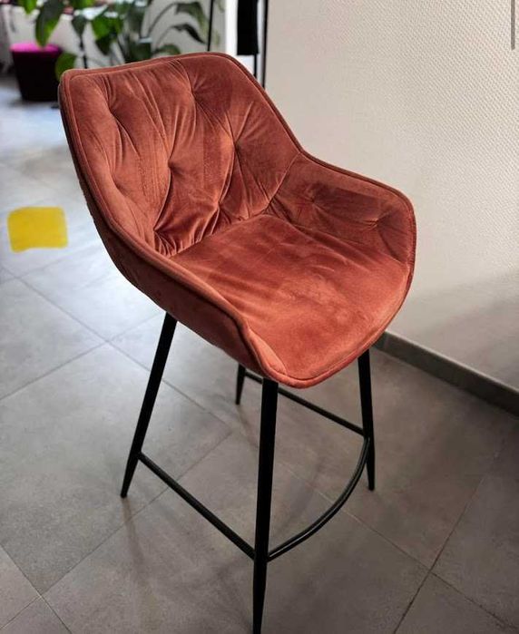 Dwa różowe tapicerowane hokery