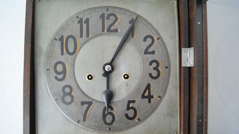 357 Zegar wiszący mechaniczny HAU antyk