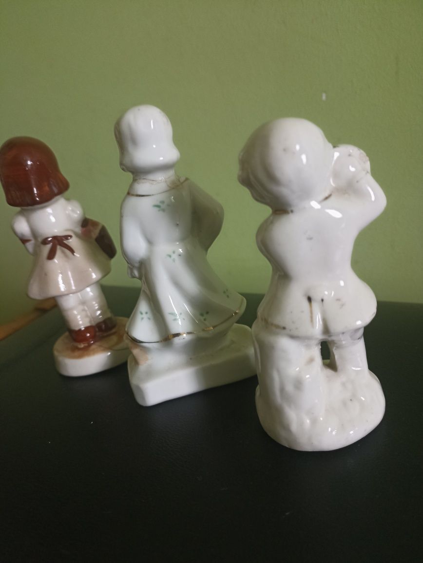 Trzy stare porcelanowe figurki dzieci