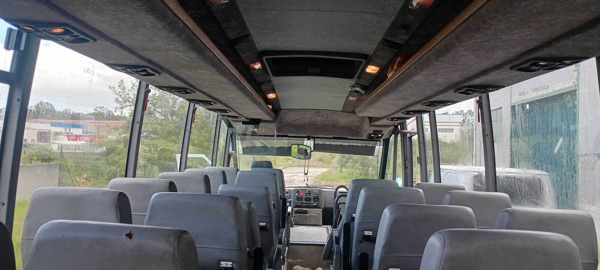 Autocarro Iveco 33 Lugares 1998 – Motor e Elétrica Impecáveis – Fibra
