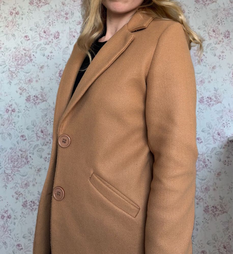 Elegancki camelowy płaszcz marynarka dyplomatka