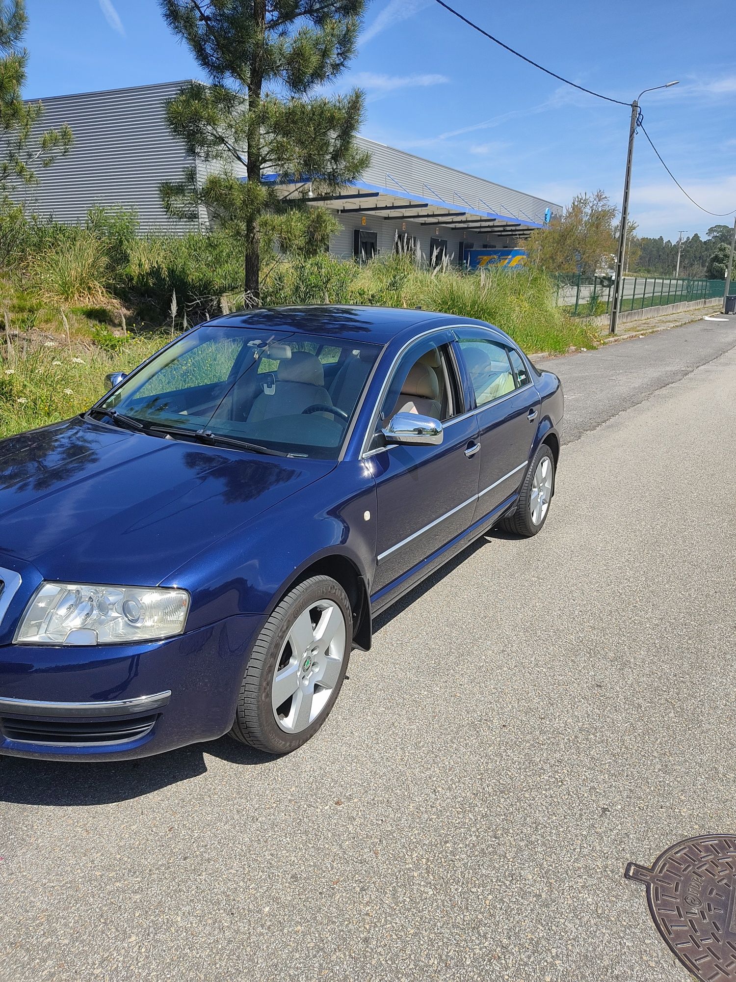 Vende-se Skoda Superb com Full extras em muito bom estado.