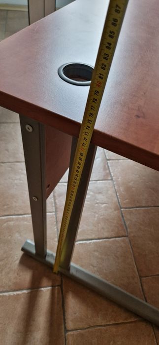 Biurko biurowe z otworami