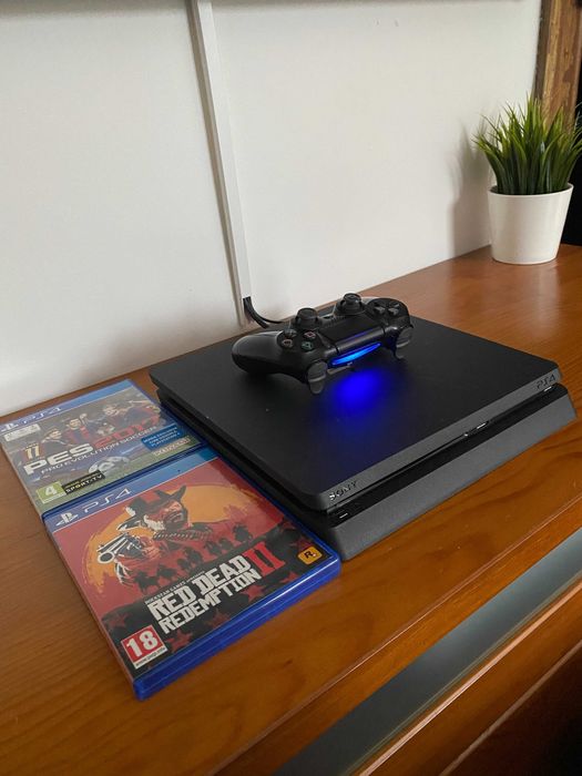 PlayStation 4 500GB + 2 Jogos + Comando Original - Tudo a funcionar!