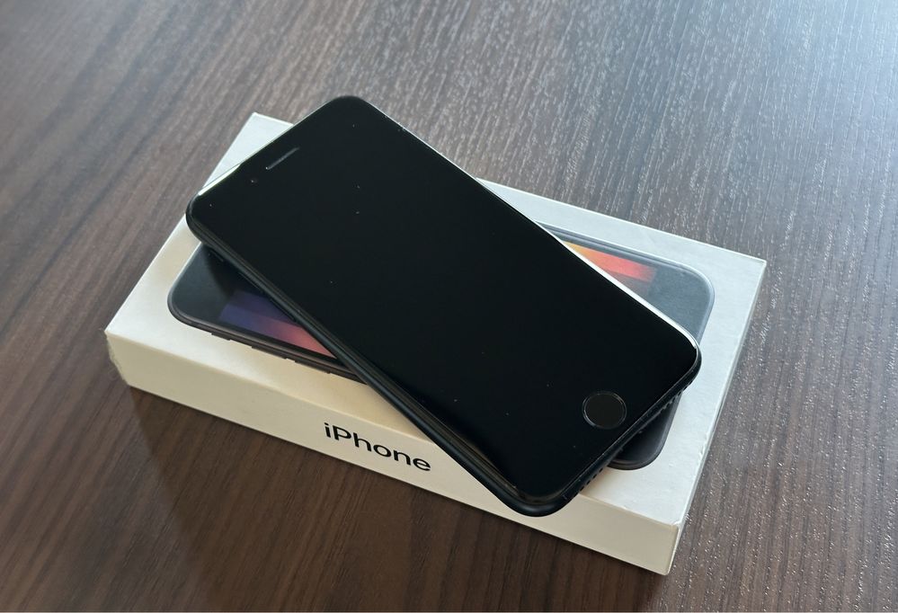 iPhone SE 128GB (3rd gen) komplet + ochrona ekranu