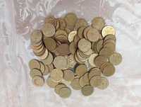 Монеты Украины: 25 и 5 копеек.