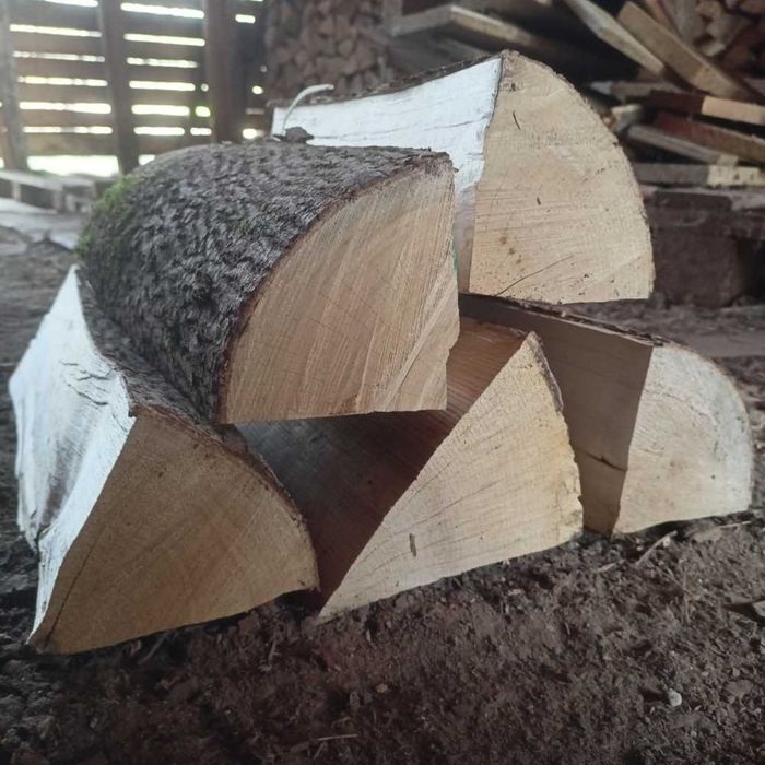 Drewno opałowe gotowe suszone układane jesion wysoka kalorycznosc