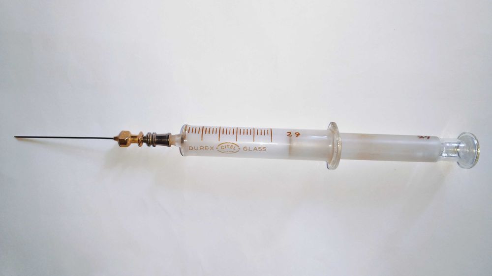 Seringa antiga vidro com agulha para coleção