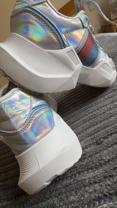 Sapatilhas prateadas, tamanho 38.