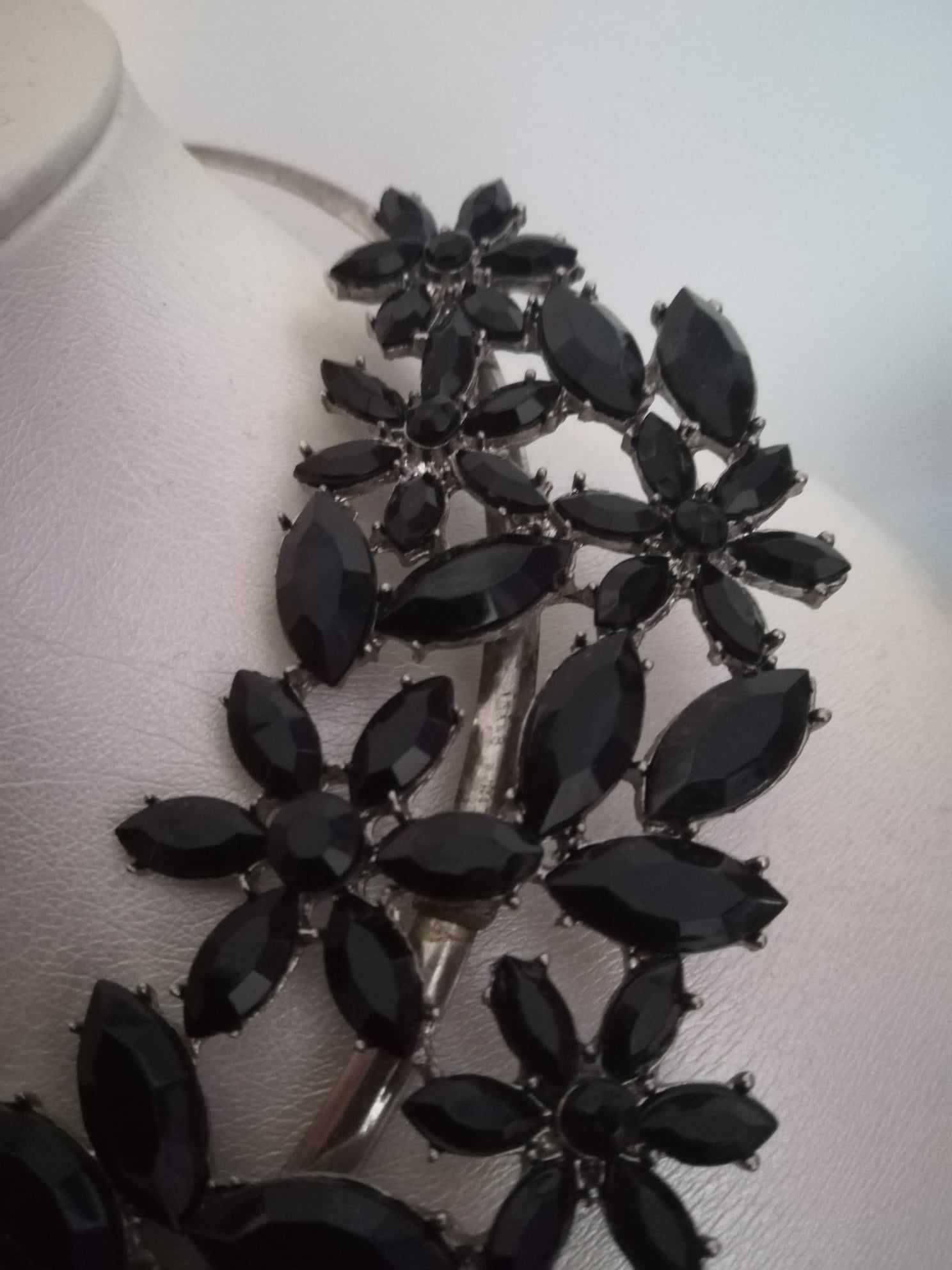 Gargantilha metálica com pedraria