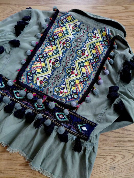 Lekka kurteczka z cekinami i zdobieniami